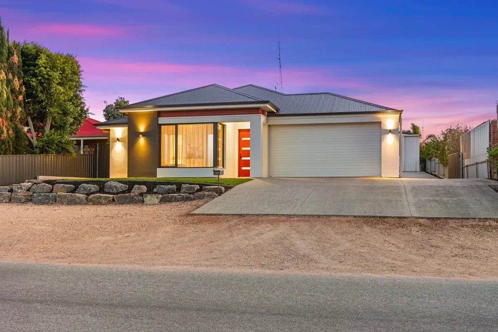32 Hughes Avenue, Moonta Bay, SA 5558