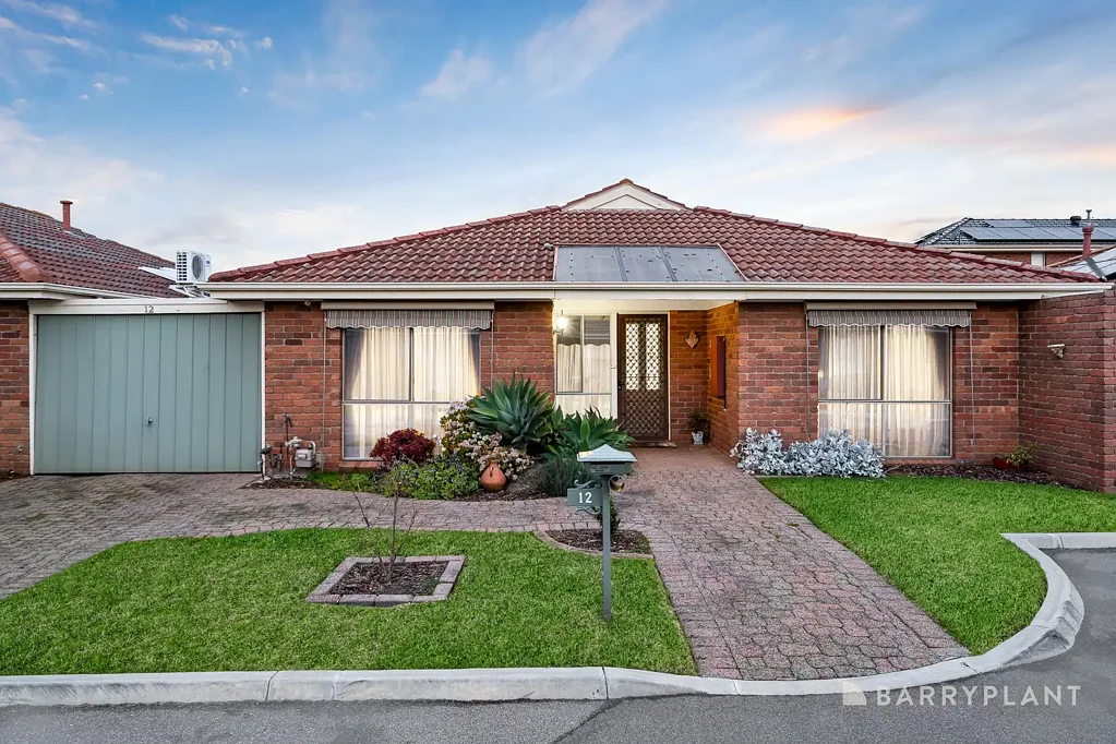 Dingley Village 2房 Dingley Village中心 55岁以上专属 宁静低维护 两卧宽敞别墅 现代厨房石材台面 开放式布局 室内外生活区 充足自然光 社区设施齐全 步行便利生活 Bright, Spacious & Beautifully Renovated – Over 55s Living at Its Best