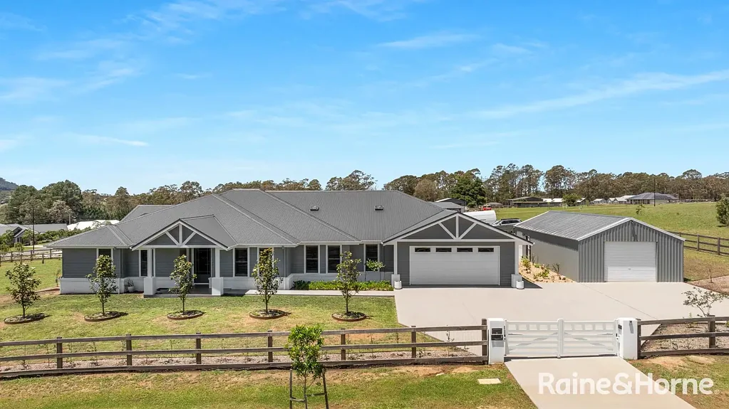 Tapitallee 5 Bedroom Breathtaking Mountain Views, Vaulted Ceilings and Abundant Natural Light