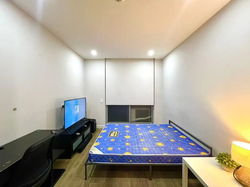 Modern Fully Furnished Studio Apartment with Car Space – Walk to Everything!