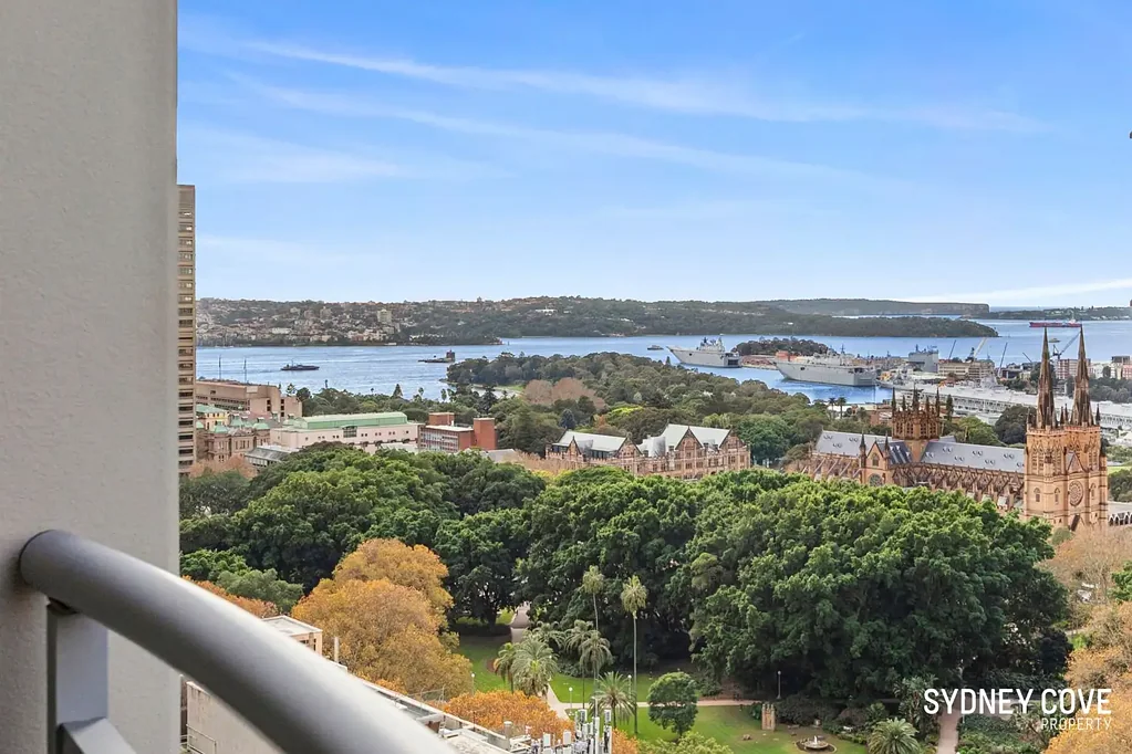 Sydney 2ห้องนอน RENOVATED SOUTH EAST APARTMENT WITH ICONIC HYDE PARK & HARBOUR VIEWS