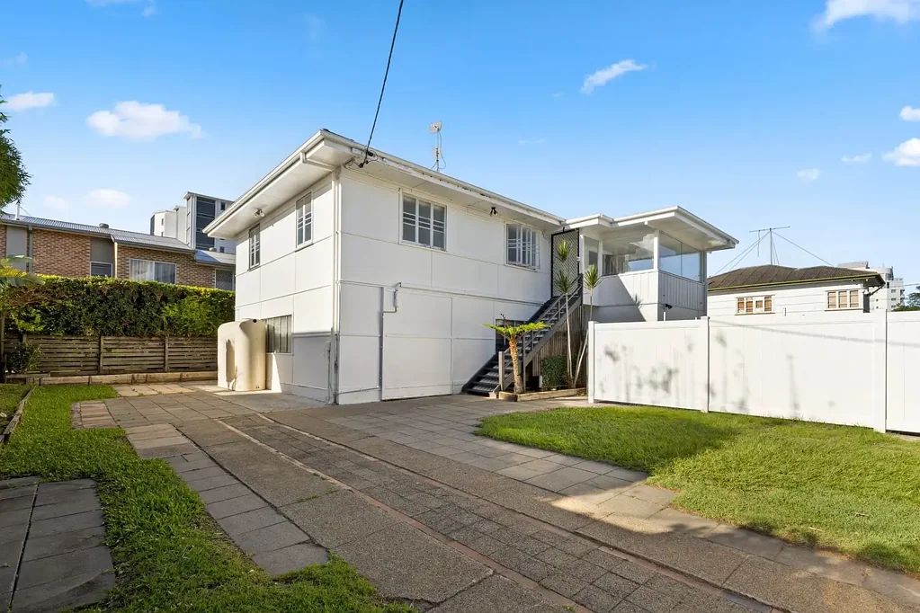 3 Bedroom Duplex within walking Distance to the Broadwater