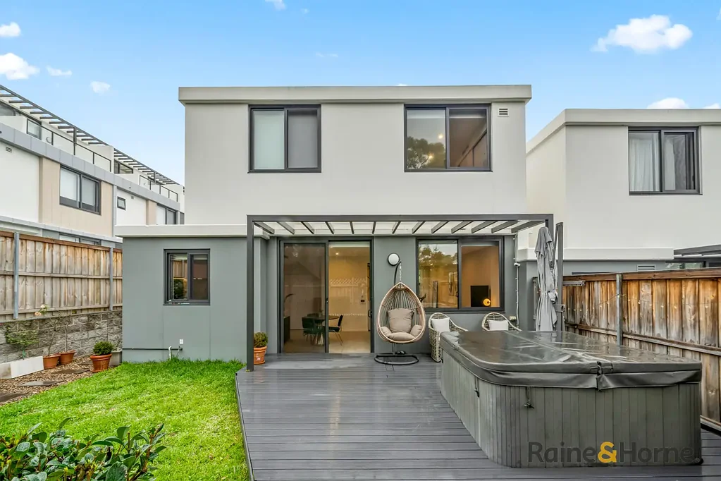 Norwest 3Phòng ngủ Modern Townhouse with Private Outdoor Spa, EV Charger & Extra-Wide Frontage