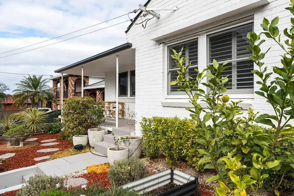 West Wollongong 3chambre Timeless character, contemporary luxury & spectacular Mount Keira views.