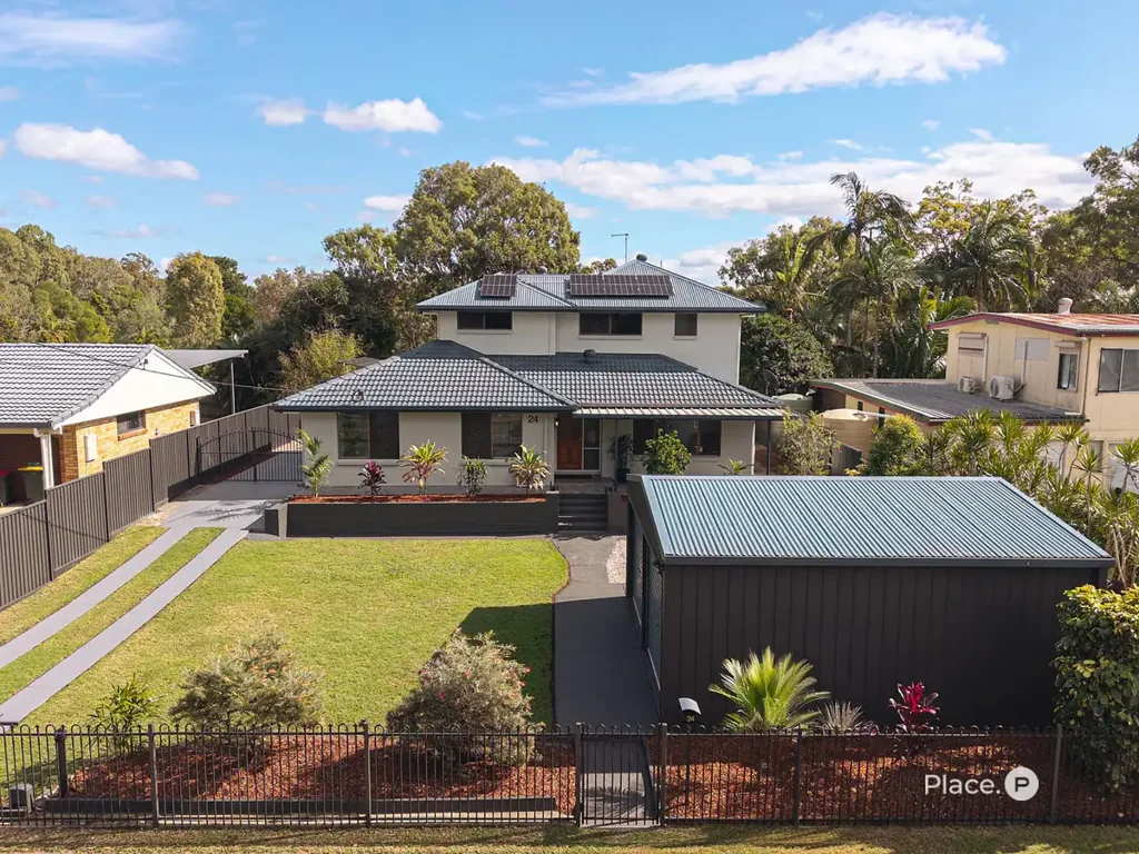 Beachmere 5chambre Stunning coastal living meets space, flexibility and opportunity!