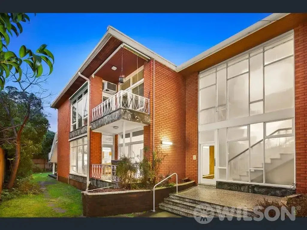 Spacious & Light-Filled Apartment in Prime Caulfield North Location