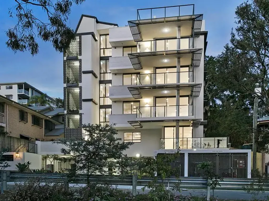 MODERN THREE BEDROOM APARTMENT - BRAND NEW CARPET