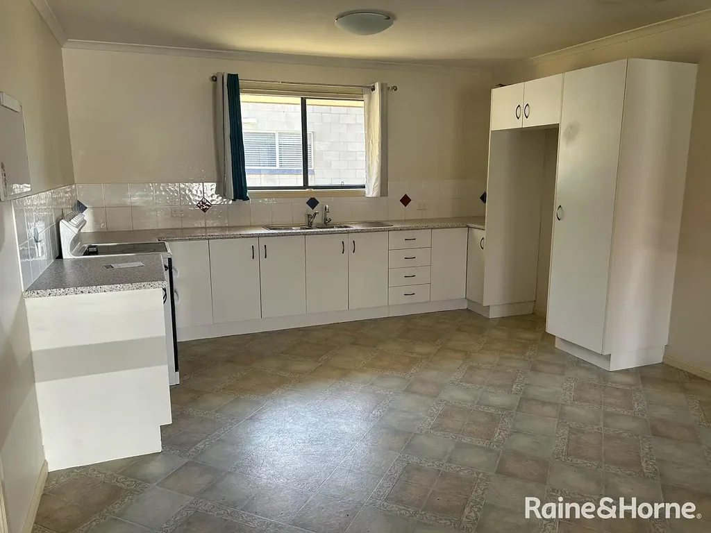 Tidy Unit Close to Town
