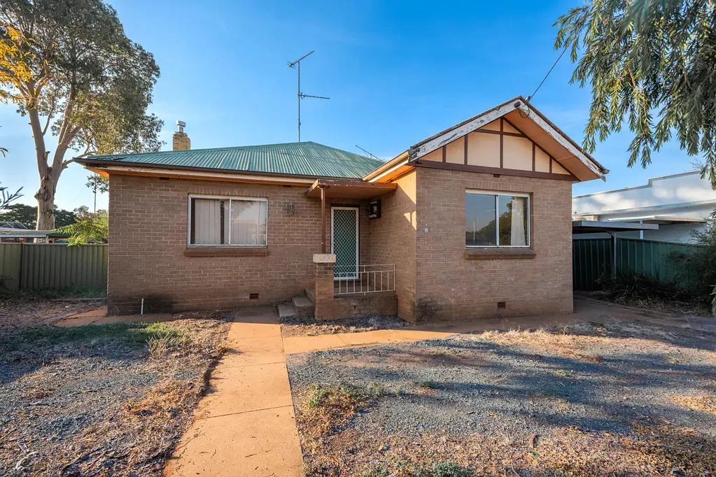 West Wyalong 5ห้องนอน Spacious Family Home in Central Main Street Location