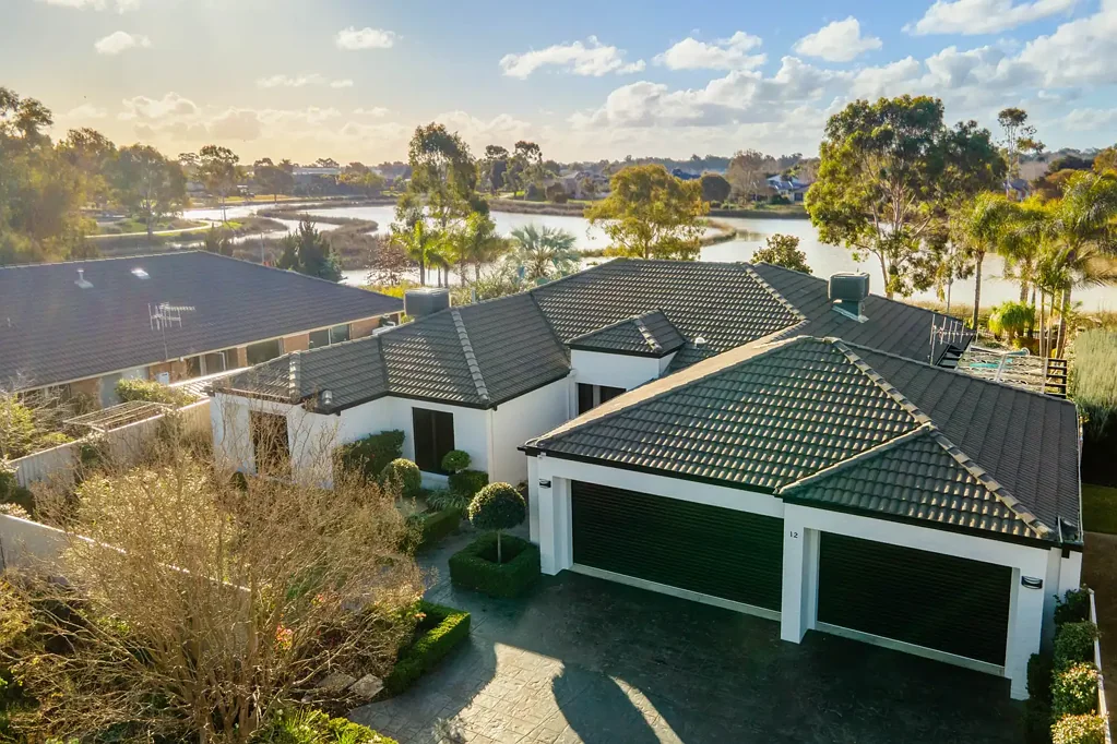 Kialla 5 Bedroom Lakeside living at it's finest