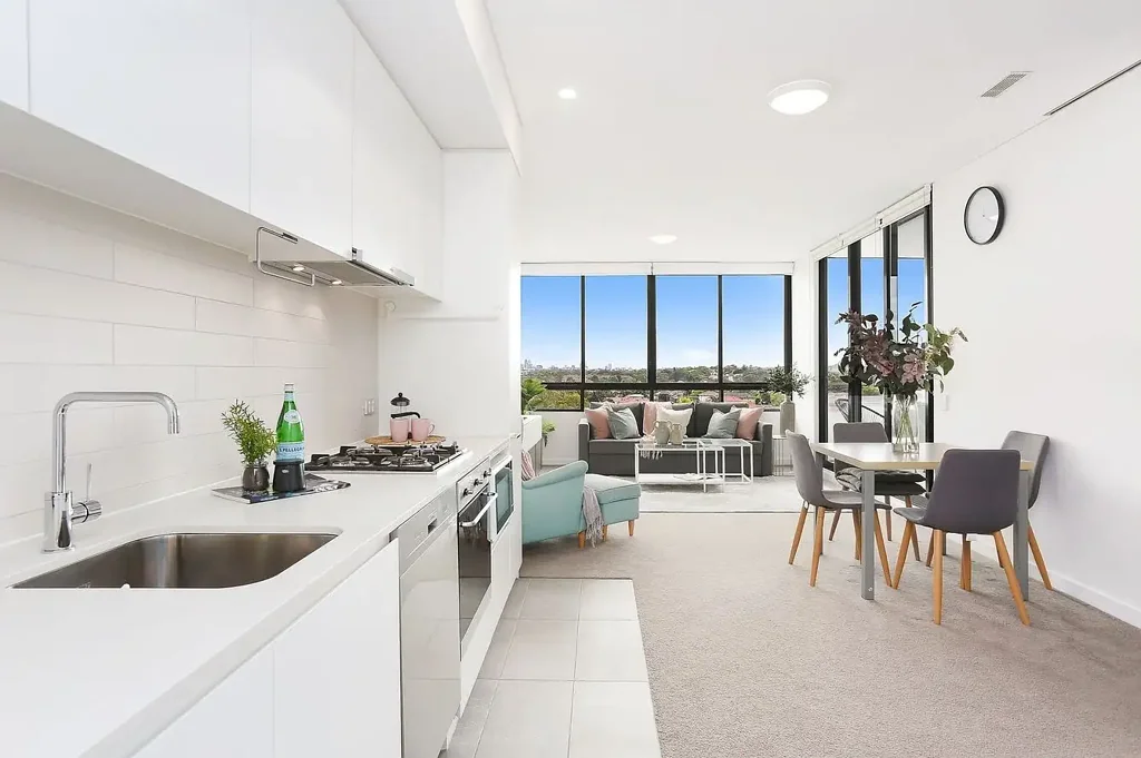 Top Floor City View Apartment with Study