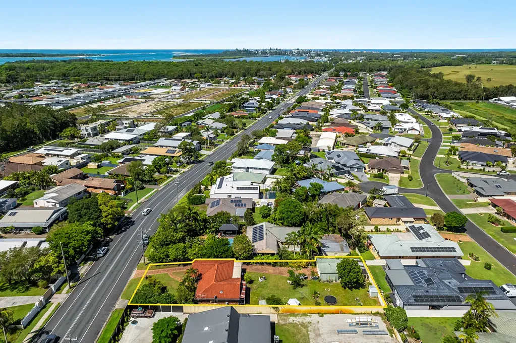 Yamba 3房  Rare 1,067m² Opportunity with Side Access & Shed!
