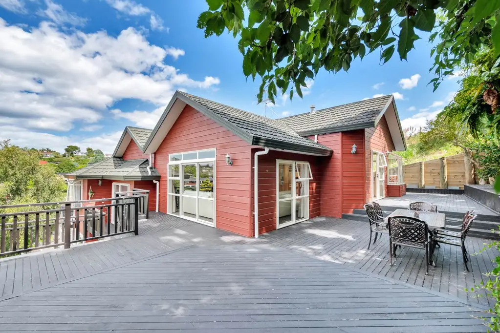 Mairangi Bay 5 Bedroom Spacious Family Home – Walk to Schools!