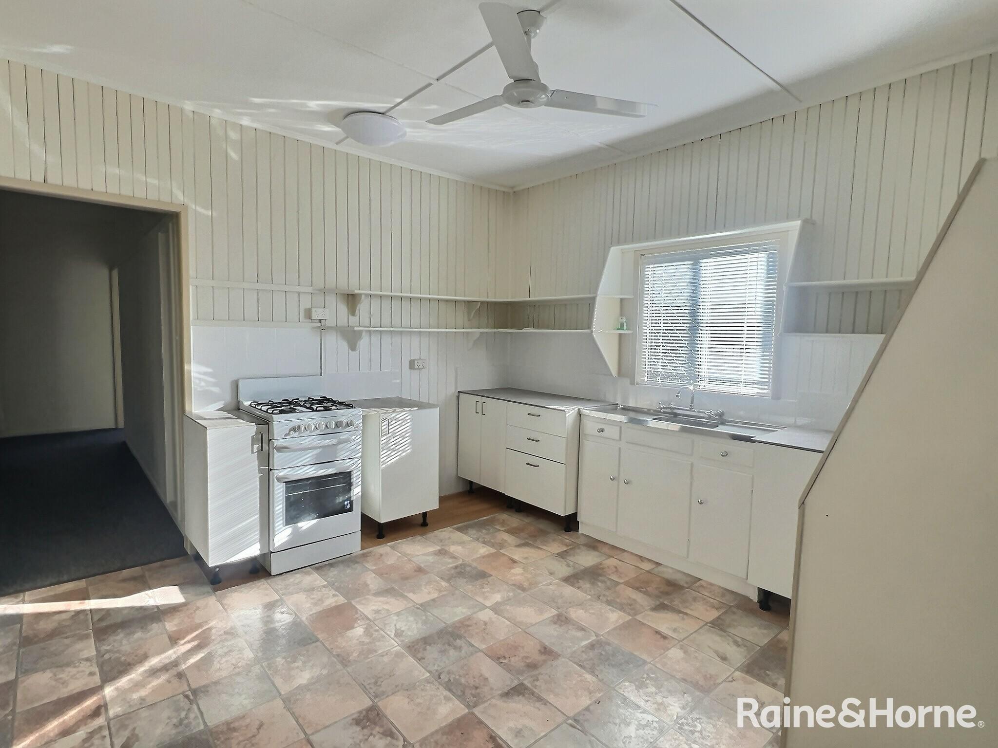 27 ROBERTS ST, SOUTH GLADSTONE QLD 4680, 0房, 0浴, House