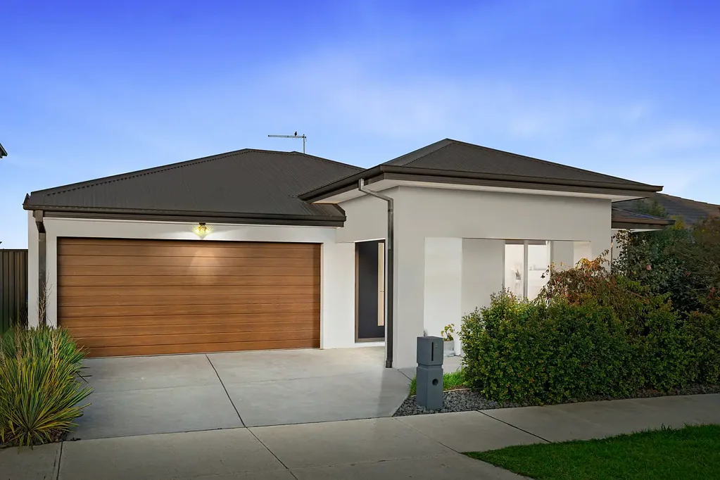 Clyde 3બેડરૂમ Modern Family Haven with Huge All-Weather Patio
