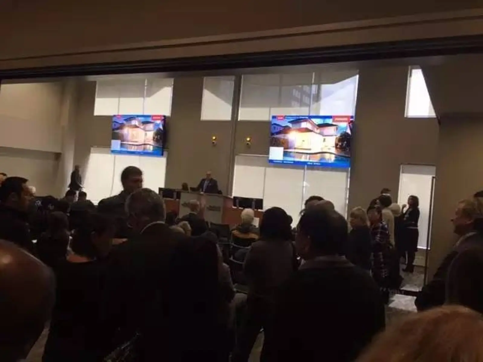 拍卖现场直击 | 冬天里的那把火在这！房价拍到410万!!!4个买家抢一套房！ ... ... ...