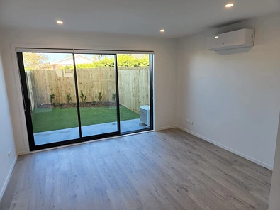 Modern 2 bed 2 bath ensuite with parking