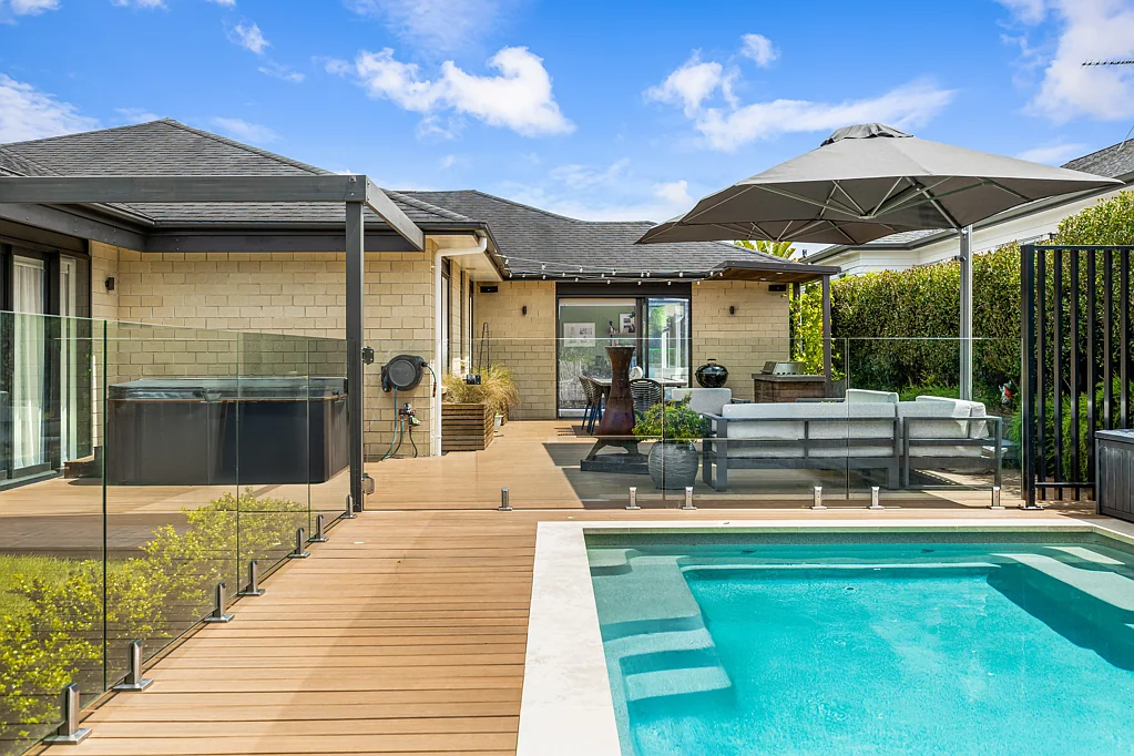 Riverhead 4બેડરૂમ Final call, must be sold. Be poolside for summer!