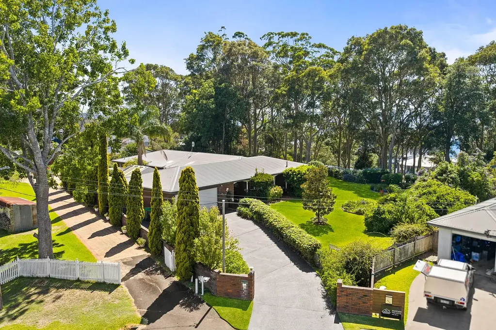 Berkeley Vale 4chambre Ultimate Acreage Alternative - Views, Space, Potential, Comfort & Convenience - 1st Time Offered in Over 40 Years