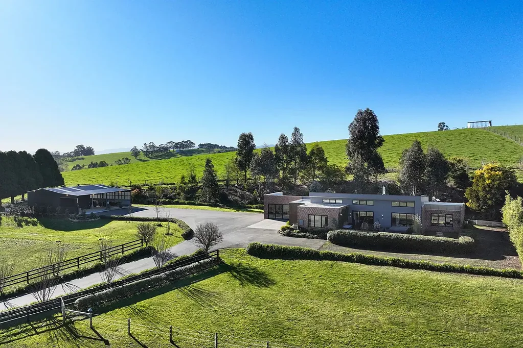 Drouin 4ਬੈੱਡਰੂਮ The Brief: Premium Rural Lifestyle on 10 Acres – Modern Home & Equestrian Facilities