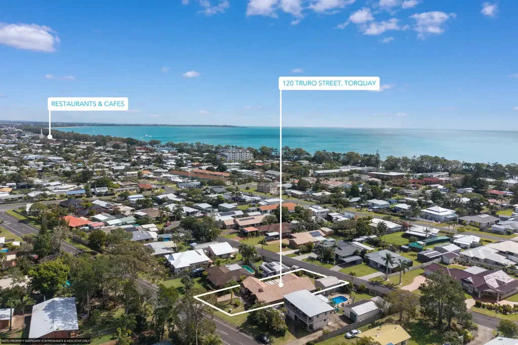 Torquay 4房  FOUR STREETS FROM THE ESPLANADE, WITH SPACE TO MAKE IT YOUR OWN