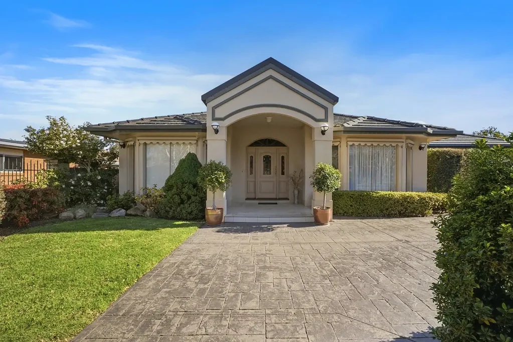 Shepparton 3房  12 Marungi Street, Shepparton - Everything you expect - Best in the CBD!