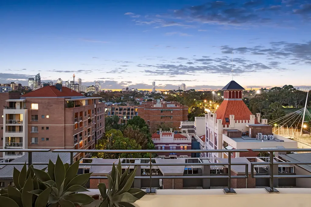 Conveniently located apartment with city skyline views