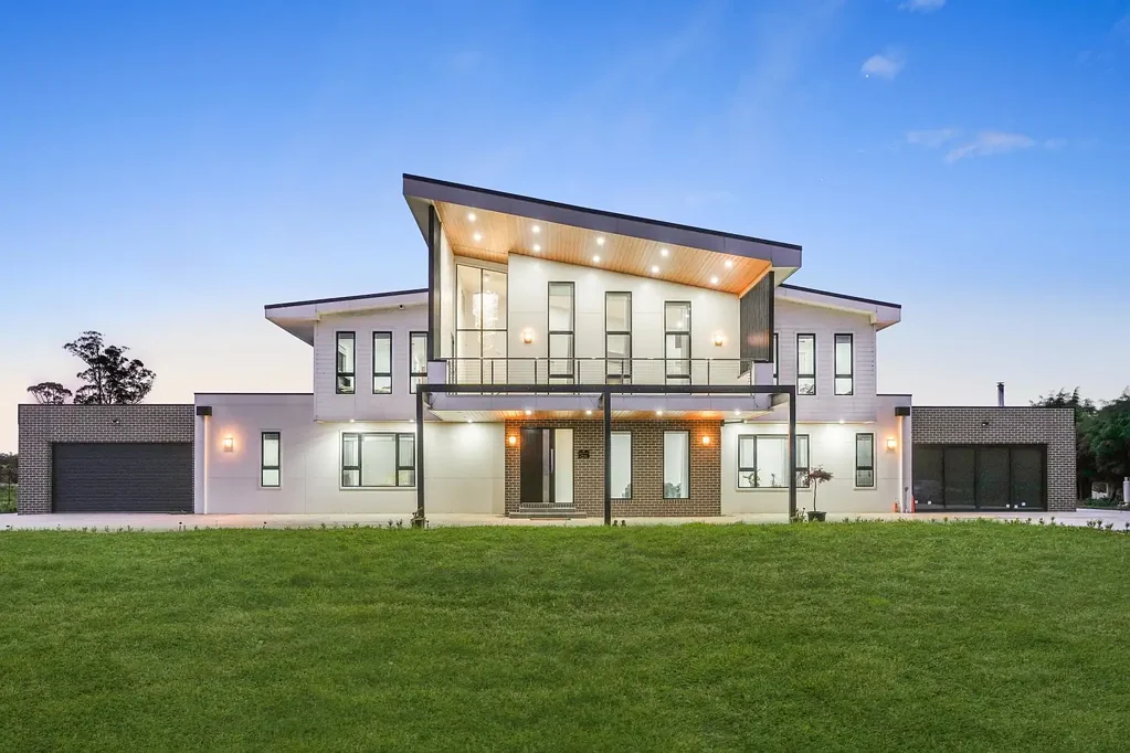 Kinglake 5 Bedroom Grand Living: 4.7 Acres and a Luxury Home with 5 Ensuites!