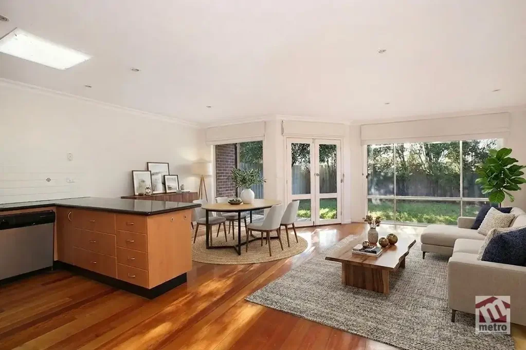 CLOSE TO TRAIN STATION & CHADSTONE SHOPPING CENTRE!