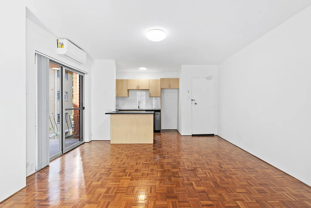 Gladesville 2房 阳光卧室镶木地板 私人阳台放松 现代厨房优质电器 安保大楼近交通水岸 Ideal first home offering great value in a convenient location