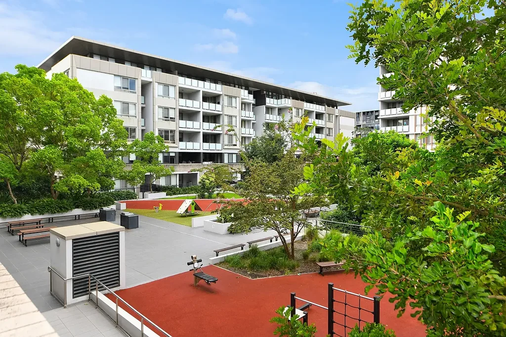 Parramatta 2બેડરૂમ Bright and airy corner 2-bedroom apartment with an additional study, flooded with natural light.