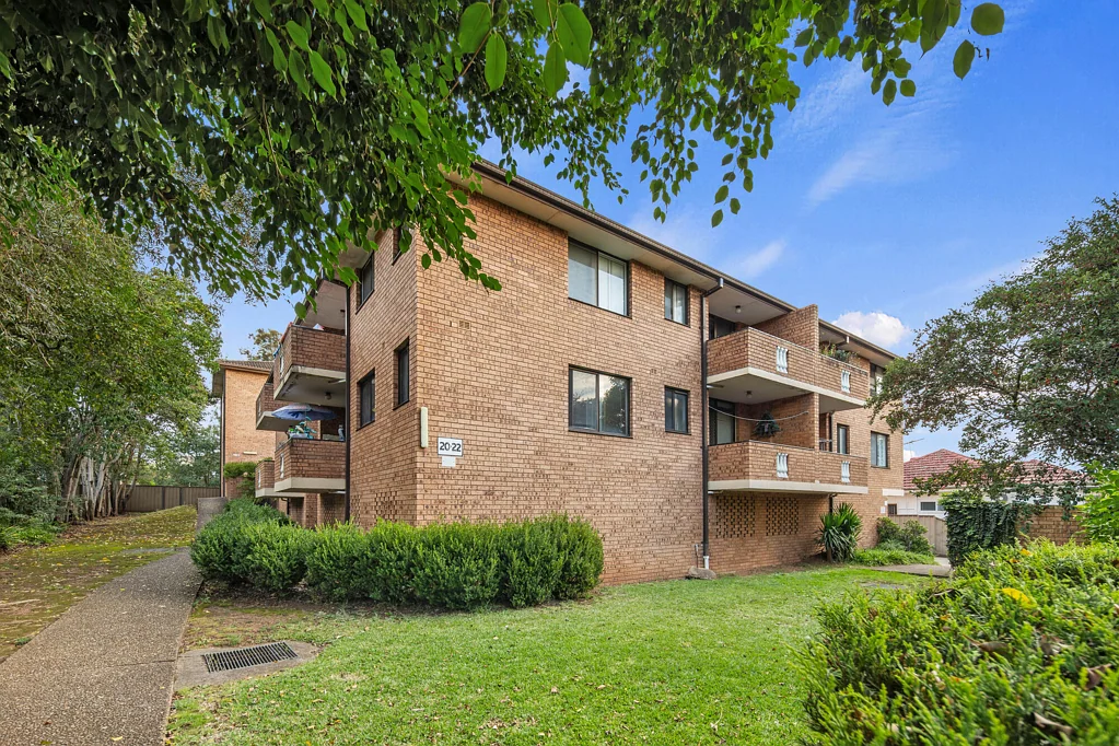 Bankstown 2房 步行便利 朝北采光充足 精品安保建筑 私人阳台双享 现代厨房宽敞 卫浴保养良好 停车库加车棚 顶层视野私密 Two-Bedroom Apartment Offering Exceptional Space and Lifestyle