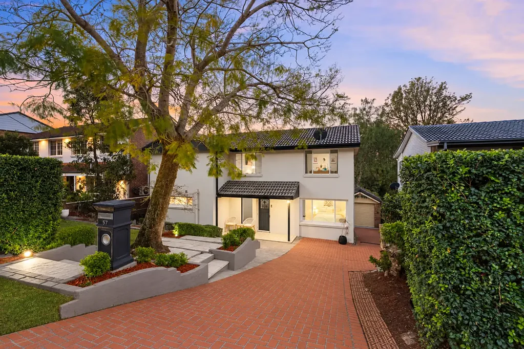 Berkeley Vale 4침실 Spacious & Flexible Family Living in a Central Location
