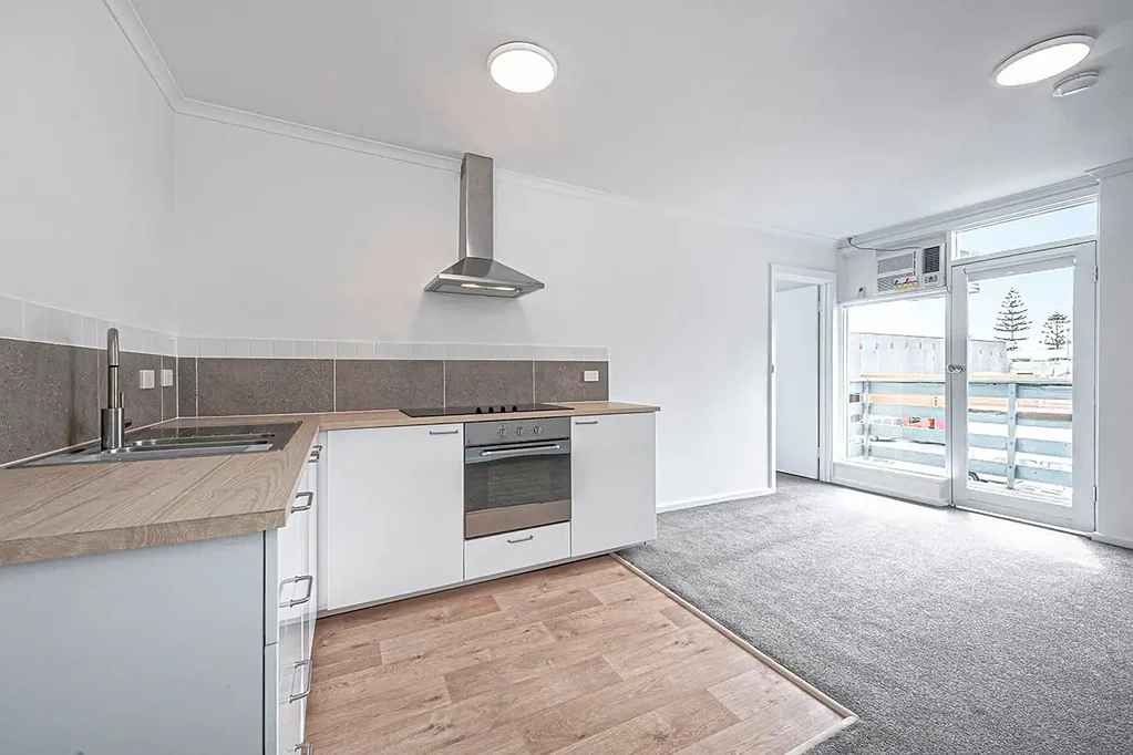 Modern Top Floor Apartment - Fabulous Beachside Location