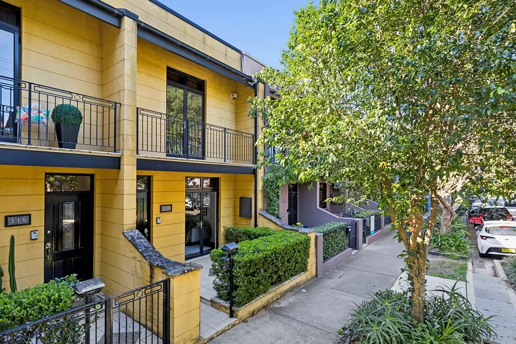 Beaconsfield 4Zimmer Oversized Modern Parkside Terrace with Rear Laneway Access to Parking
