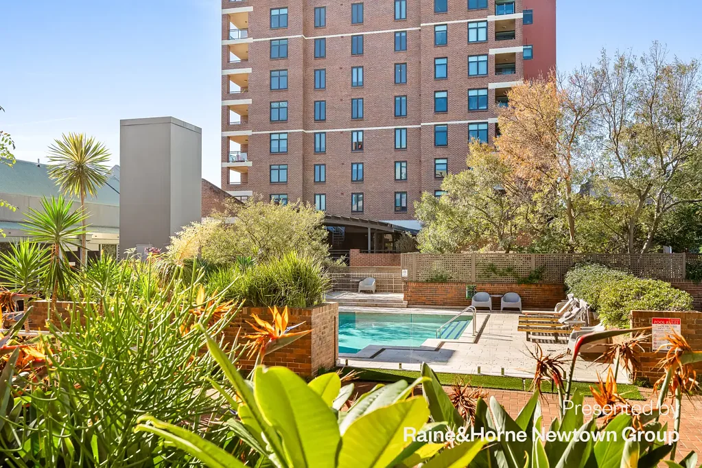 Generous, furnished & fully renovated Executive-style studio