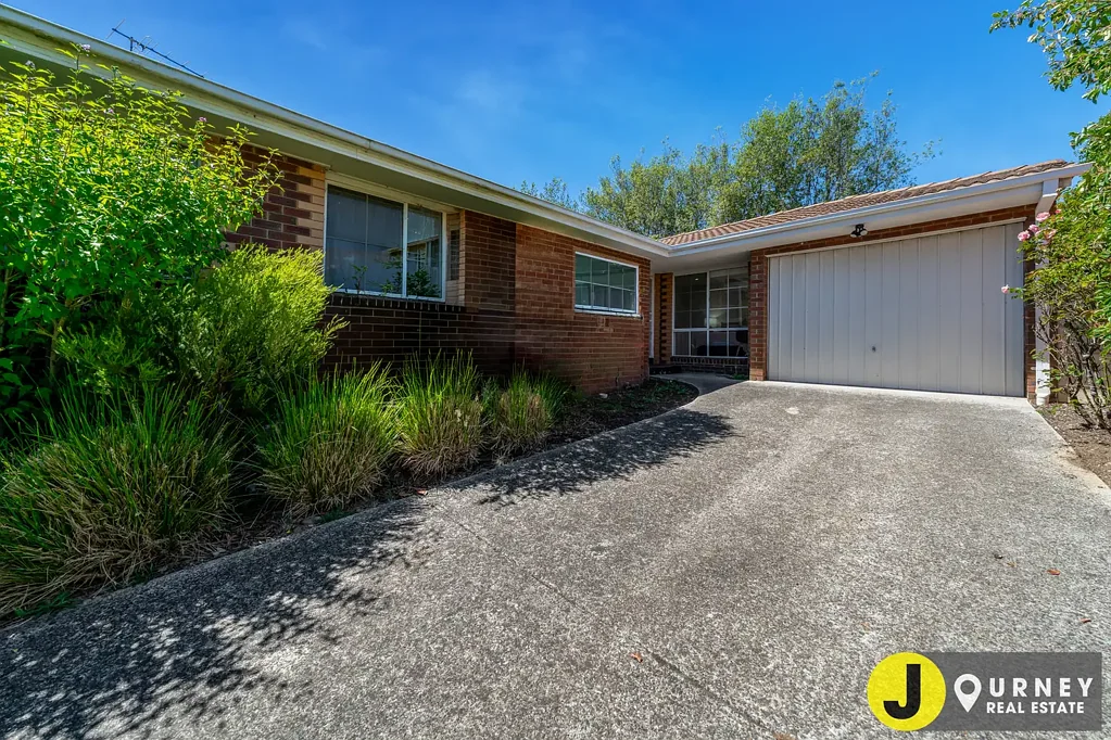 Glen Waverley 2房 全面翻新现代宅 新地板新油漆 开放式起居区 现代厨房电器 两室两卫布局 大型低维护后院 安全单车库专用车位 Stunning Unit with Side Road Entrance - 
Positioned in GWSC zone and walking distance to The Glen and Station