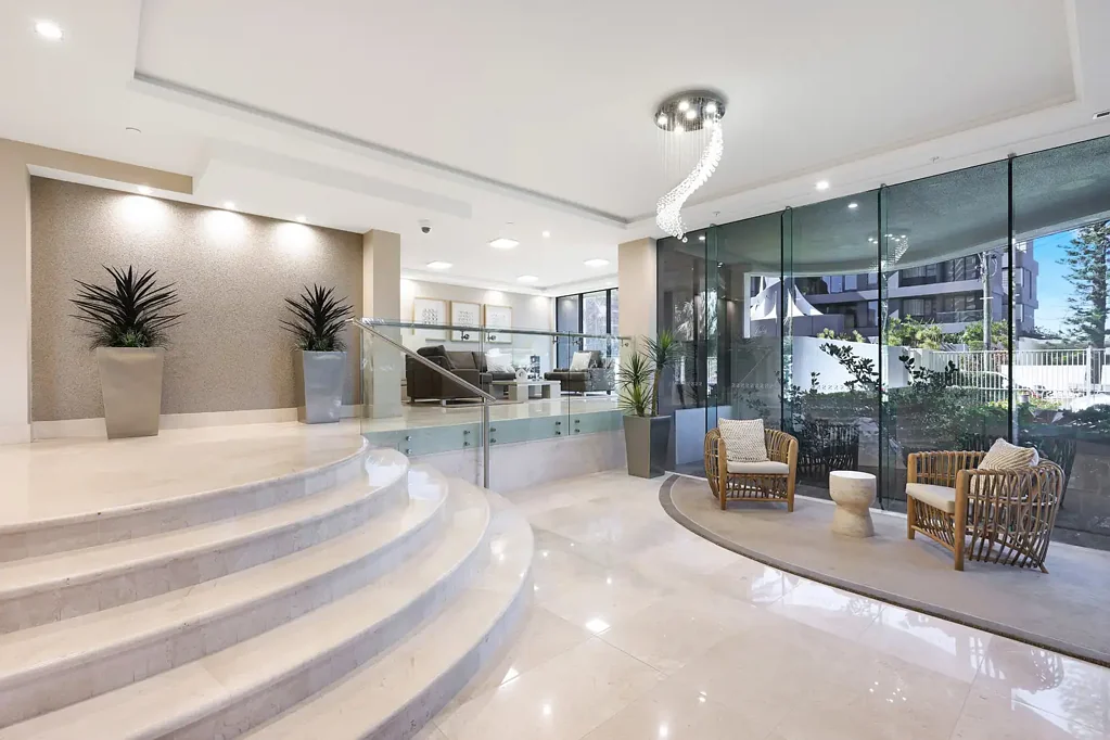 Main Beach 2房  Management Rights are included with this Luxury Beachside Apartment offering Substantial Income in Prestigious Silverpoint - Residential Only