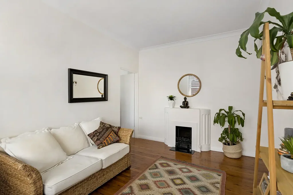 Art Deco pad with ocean cameos in prime position