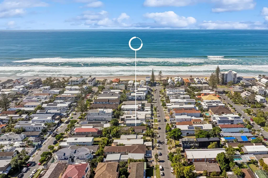 Mermaid Beach 4ਬੈੱਡਰੂਮ Duplex Pair on One Title, Footsteps from the Beach