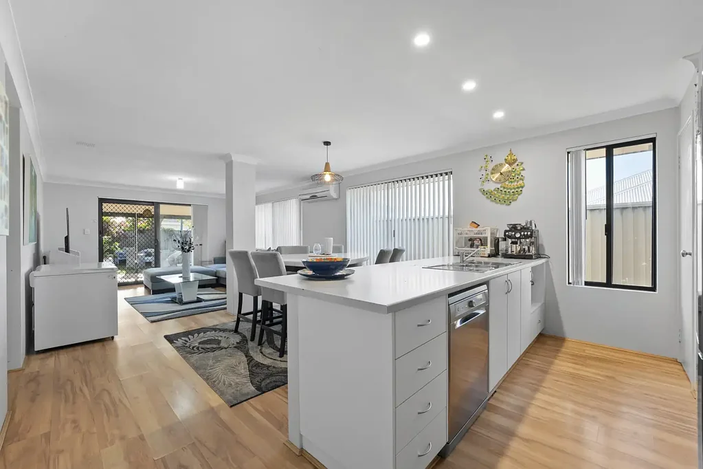 Baldivis 3房  Owner liquidates, modern home with tranquil care free entertaining.