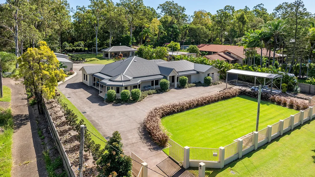 Helensvale 5部屋 Stunning 5-Bedroom Family Estate on 4,529 sqm of Land with Luxury Features