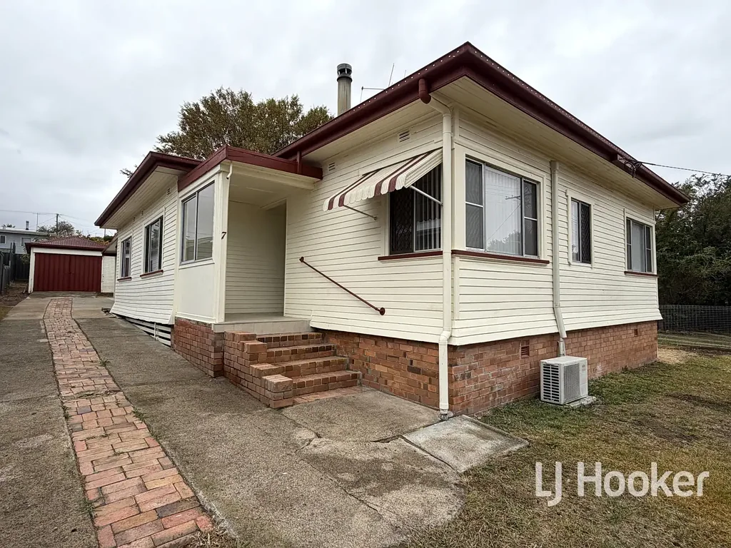 Inverell 3Moenga Freshly Renovated Family Living with Entertaining Appeal
