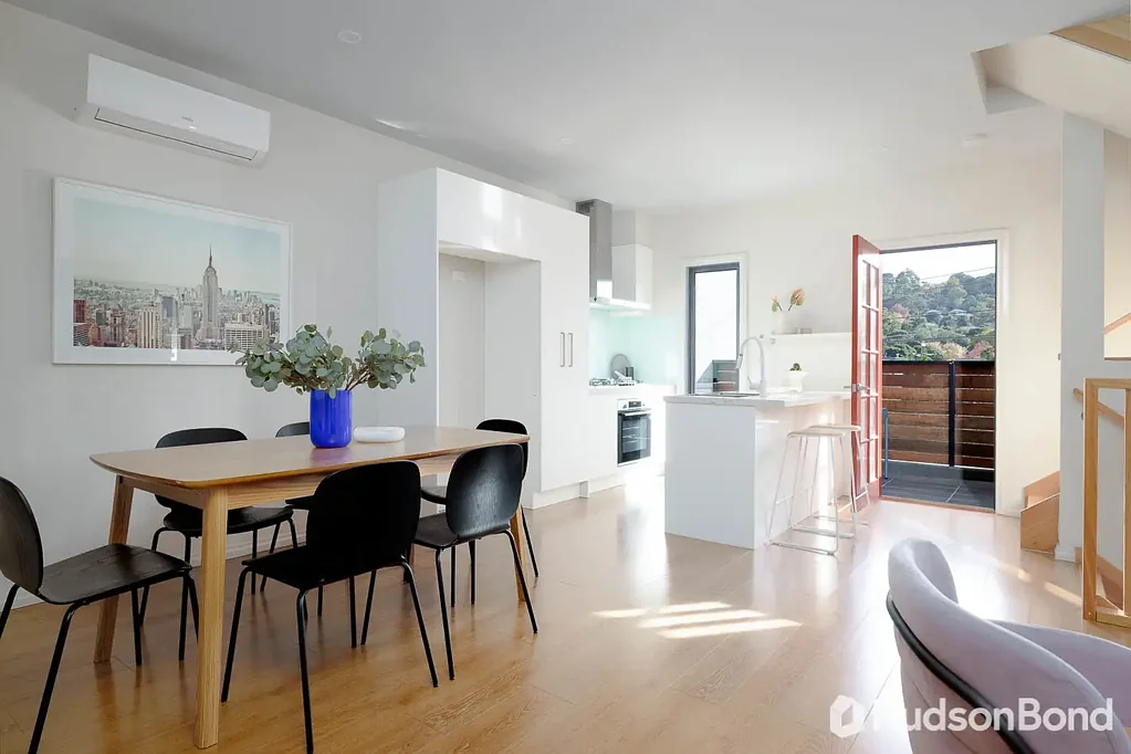 Ringwood 4Kwarto Stylish Three-Level Townhouse in the Heart of Ringwood