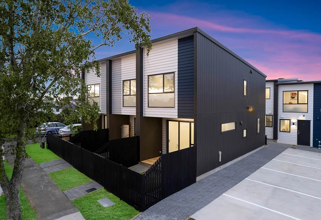 CLENDON PARK, 3 BEDROOMS