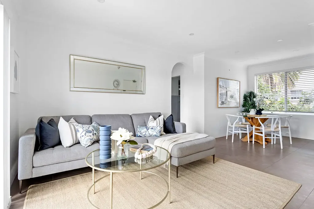 Collaroy 2 Bedroom Modern Beach Retreat, Sunny Top Floor Setting