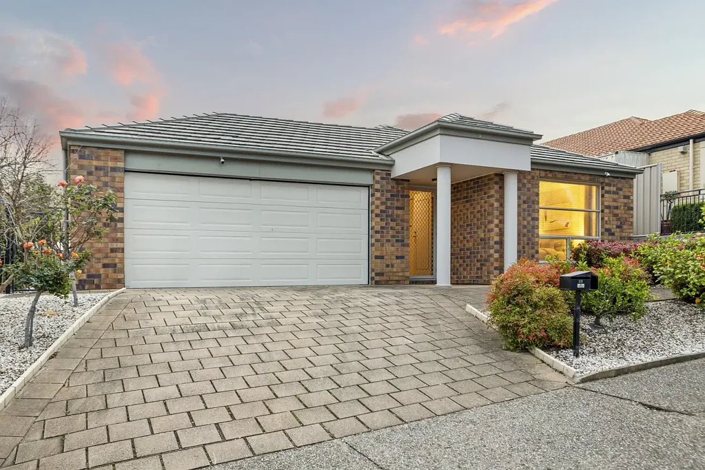 Noarlunga Downs 3Moenga Welcome To Your New Place, Stylish Courtyard Living in the Serene Point Estate of Noarlunga Downs!