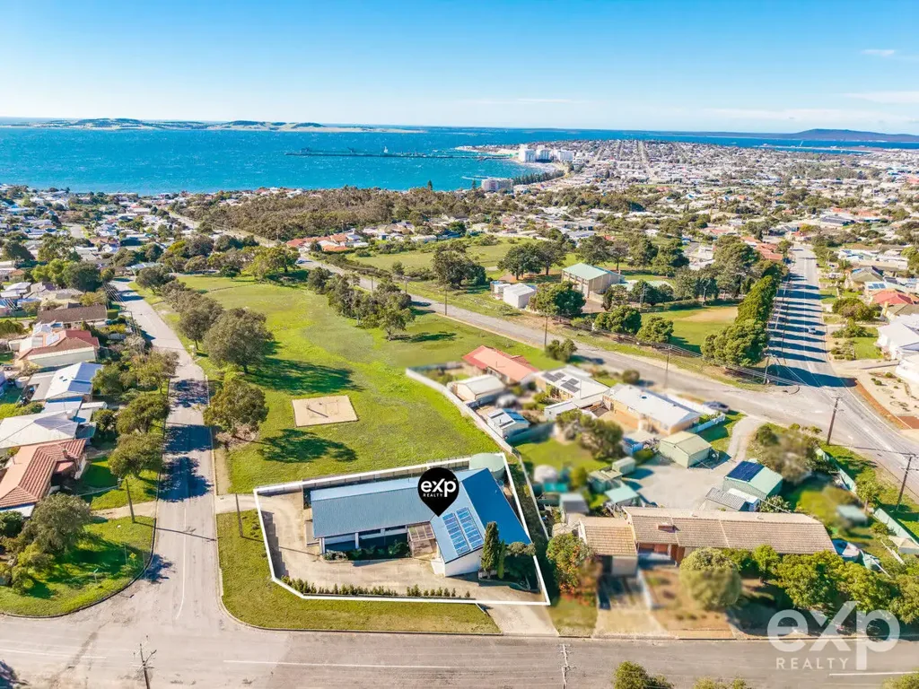 Port Lincoln 4ห้องนอน Spacious Family Living with Stunning Reserve & Bay Views