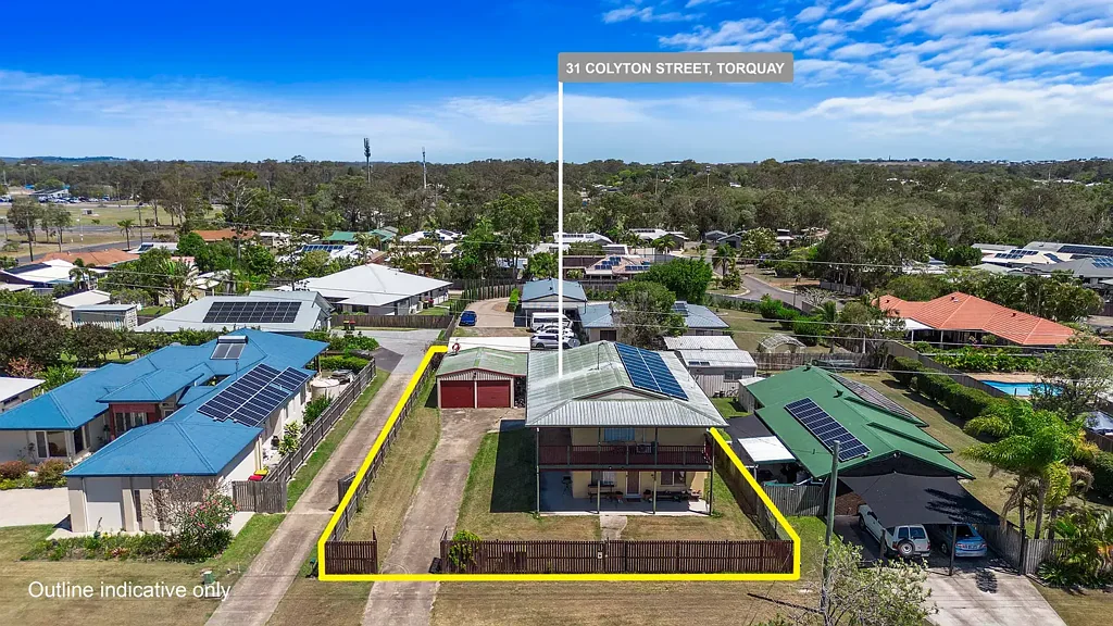 Torquay 5ห้องนอน Versatile Two-Storey Home in Heart of Hervey Bay