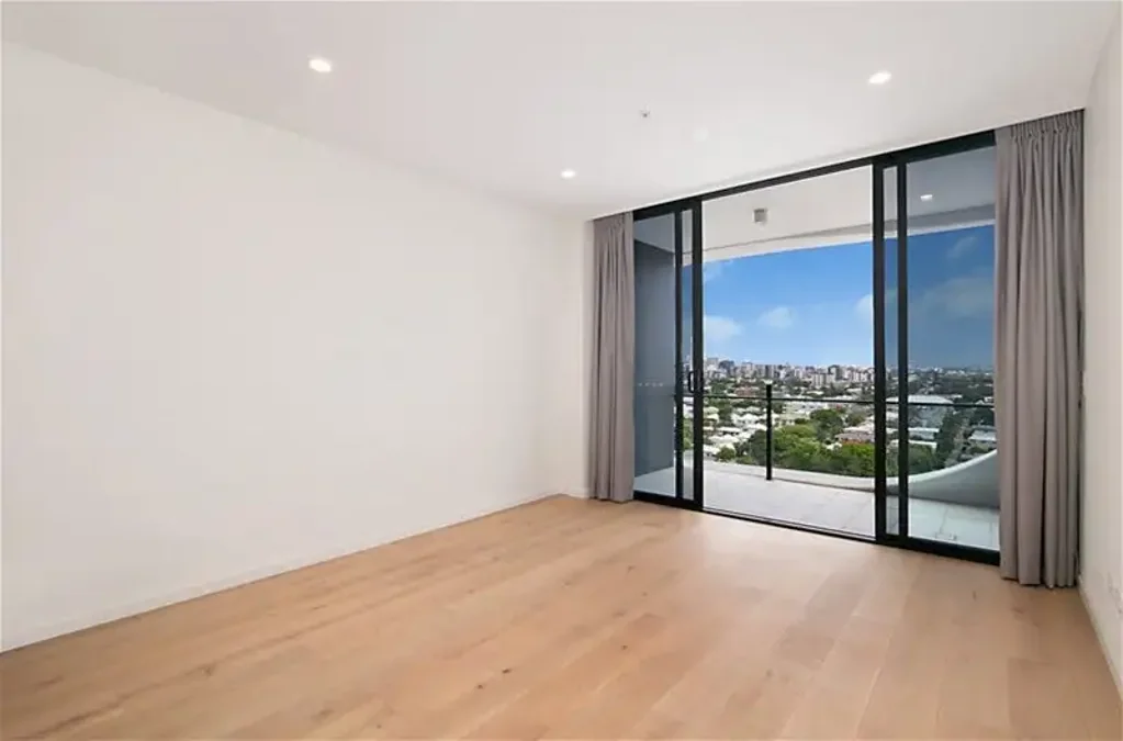 Modern 2 Bedroom Apartment in South City Square Available NOW